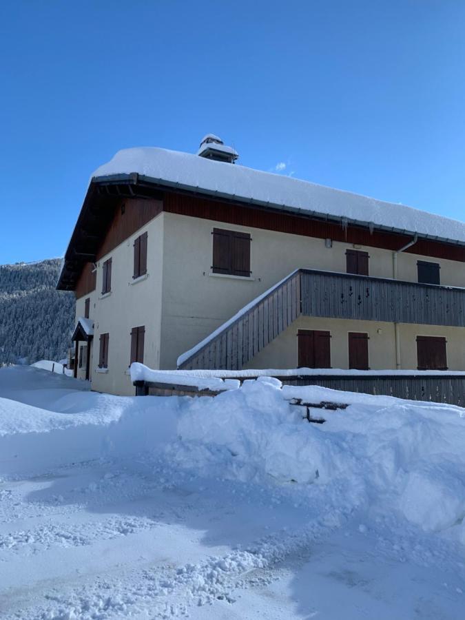 Appartement avec extérieur La Giettaz domaine skiable Megeve Combloux La Giettaz navette gratuite et télésiège à 2km Exterior foto