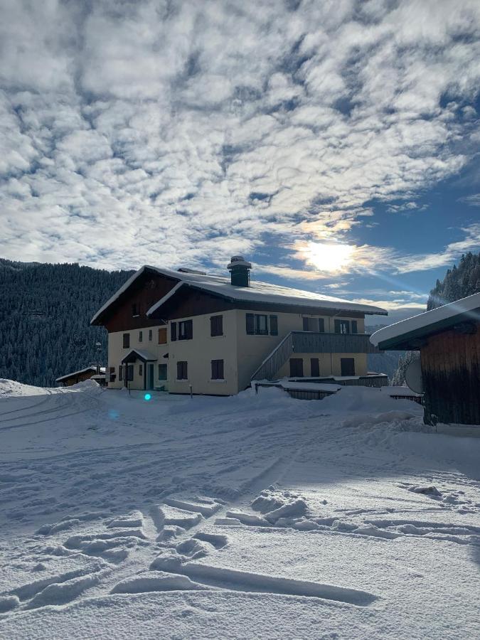 Appartement avec extérieur La Giettaz domaine skiable Megeve Combloux La Giettaz navette gratuite et télésiège à 2km Exterior foto